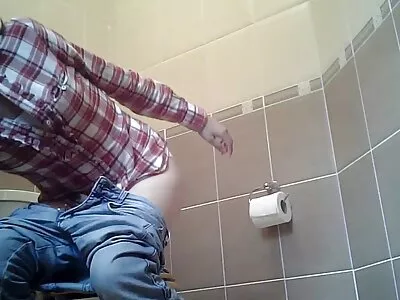 A enxada loira Megan filme de pornô transando com mulher Holly sendo fodida apropriadamente na cama