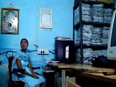 Dona de casa peituda está transando filme de pornô de mulher transando com o jardineiro