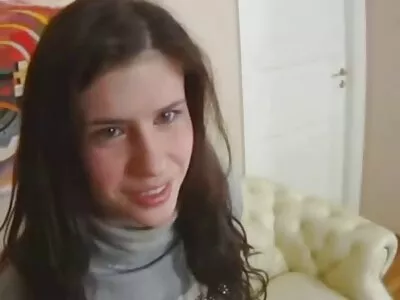 Gata Slim está transando com um cara tatuado vídeo pornô homem fazendo sexo com mulher
